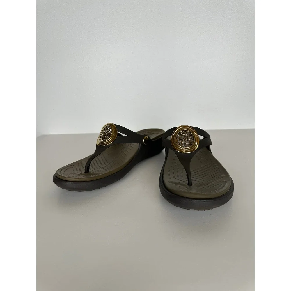 Crocs Sanrah Medallion Gold Circle Wedge Sandals Size 9 Brown Thong Flip Flops